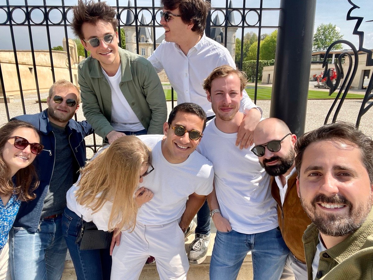 A group of friends laughing in front of a château
