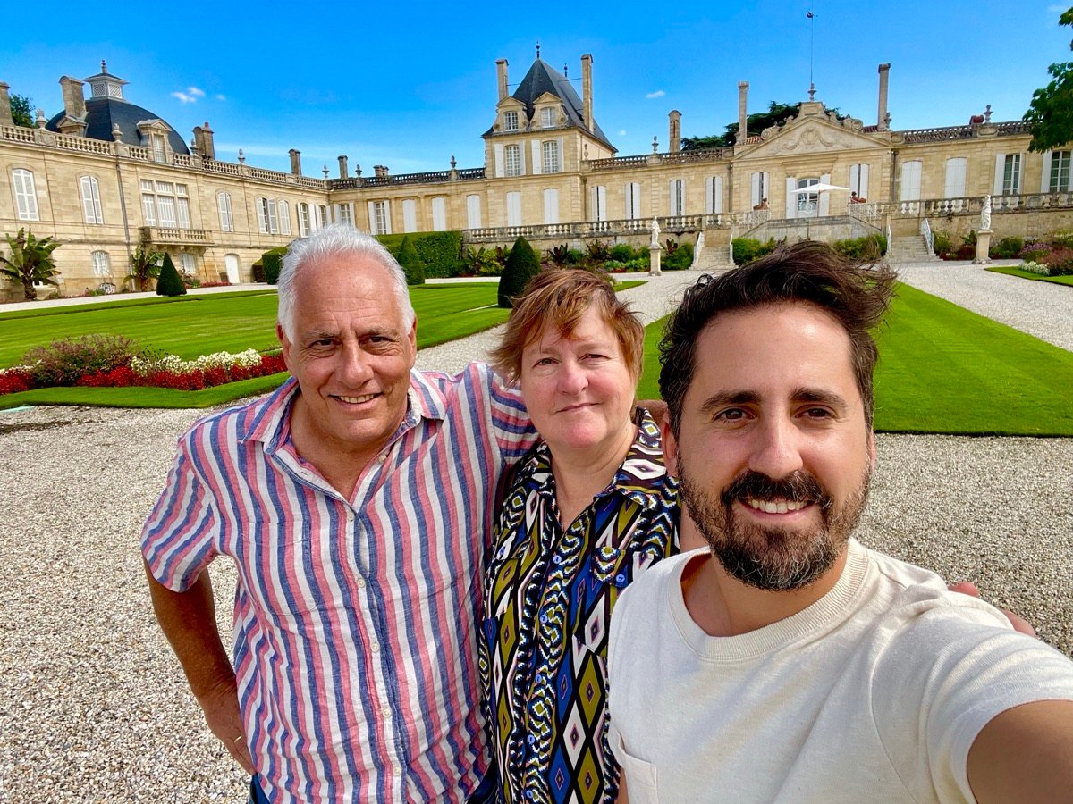 Guests in front of a château in the Médoc