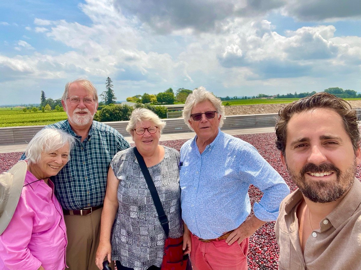 Guests smiling in front of a Médoc château